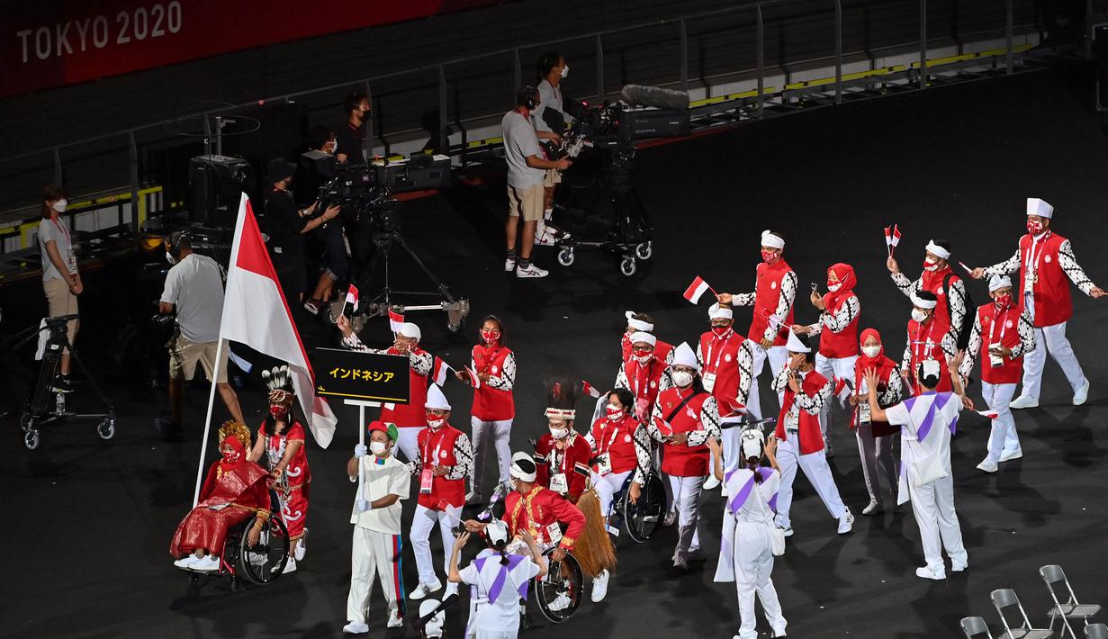 Tim Indonesia tiba pada upacara pembukaan Paralimpiade Tokyo 2020 di Stadion Olimpiade Tokyo pada 24 Agustus 2021. (AFP/Charly Triballeau)