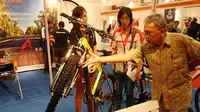 Pengunjung melihat-lihat aneka sepeda yang dijejerkan di pameran InaBicycle, Jakarta, Sabtu (3/5/2014) (Liputan6.com/Faizal Fanani)