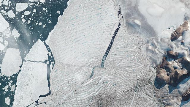 Dataran Es Milne Setelah Terbelah (PLANET LABS INC)