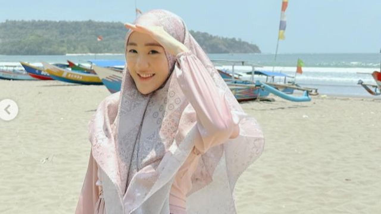 Larissa Chou ke Pantai Menggunakan Gamis Syar'i