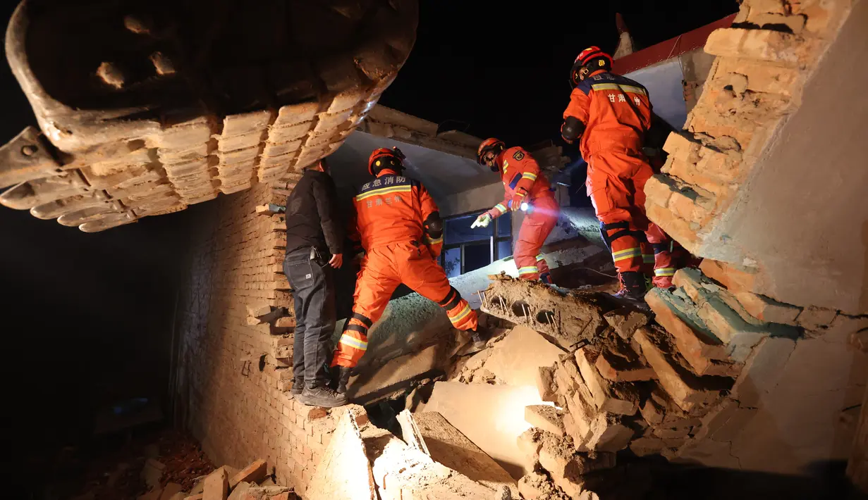 Sedikitnya 118 orang tewas ketika gempa meluluhlantak bangunan-bangunan di wilayah China barat laut, lapor media pemerintah pada Selasa (19/12). (STR / AFP)