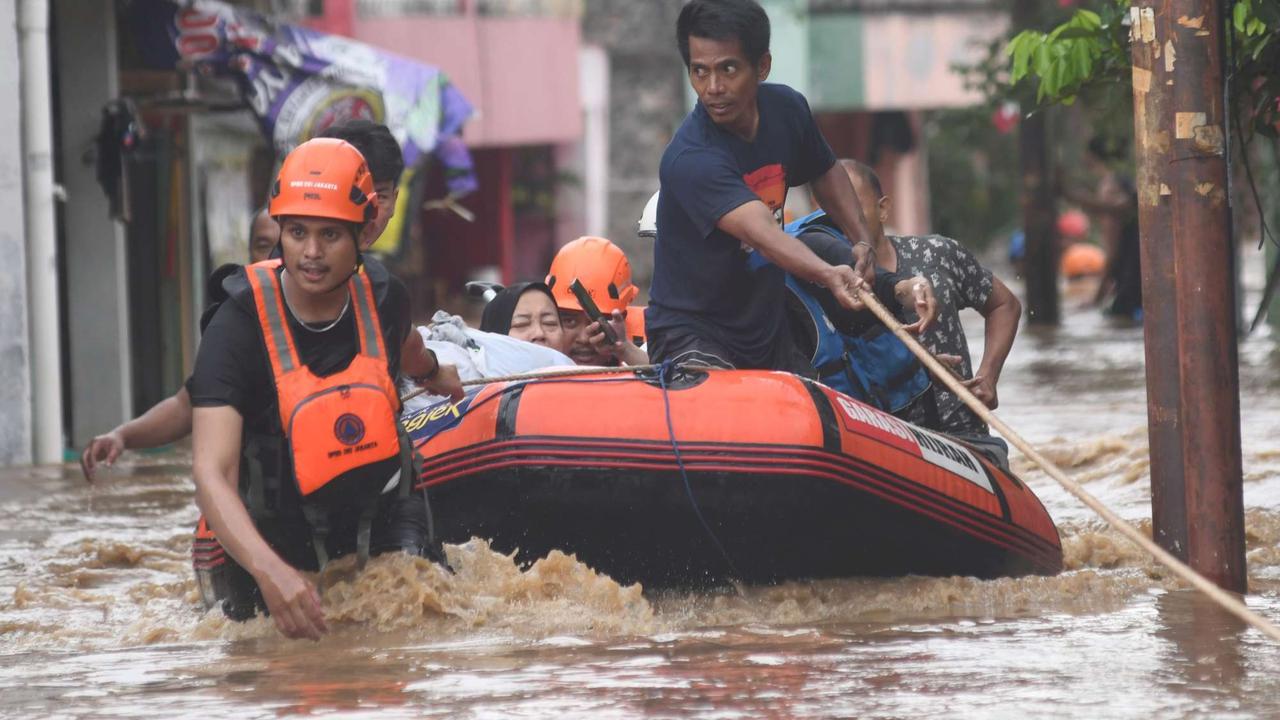 Banjir akibat luapan Sungai Ciliwung di Jakarta