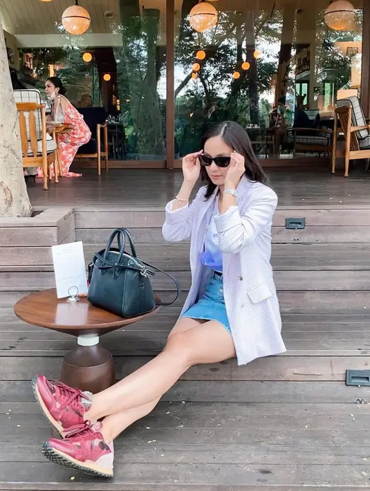 Di beberapa unggahannya, pemain sinetron Anak Langit ini memang tampak sering memakai kacamata. Ketika hangout, Nasya Marcella tampil kece dengan memakai kacamata. Busananya dengan gaya kasual pun membuatnya terlihat stylish. (Liputan6.com/IG/@nasyamarcella)