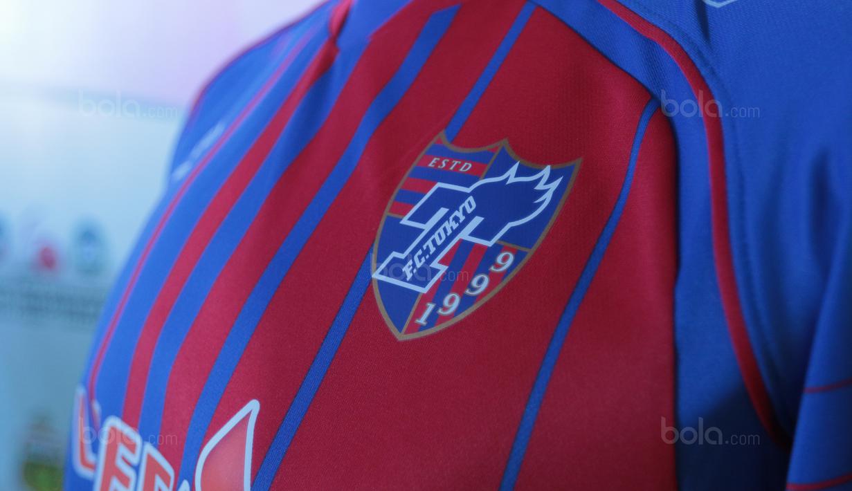 Jersey Tokyo FC yang akan melawan Bhayangkara FC pada J-League Asia League 2018 di Kantor PSSI, Jakarta, (16/1/20180. Pertemuan ini membahas J-League Asia Challenge 2018. (Bola.com/Nicklas Hanoatubun)