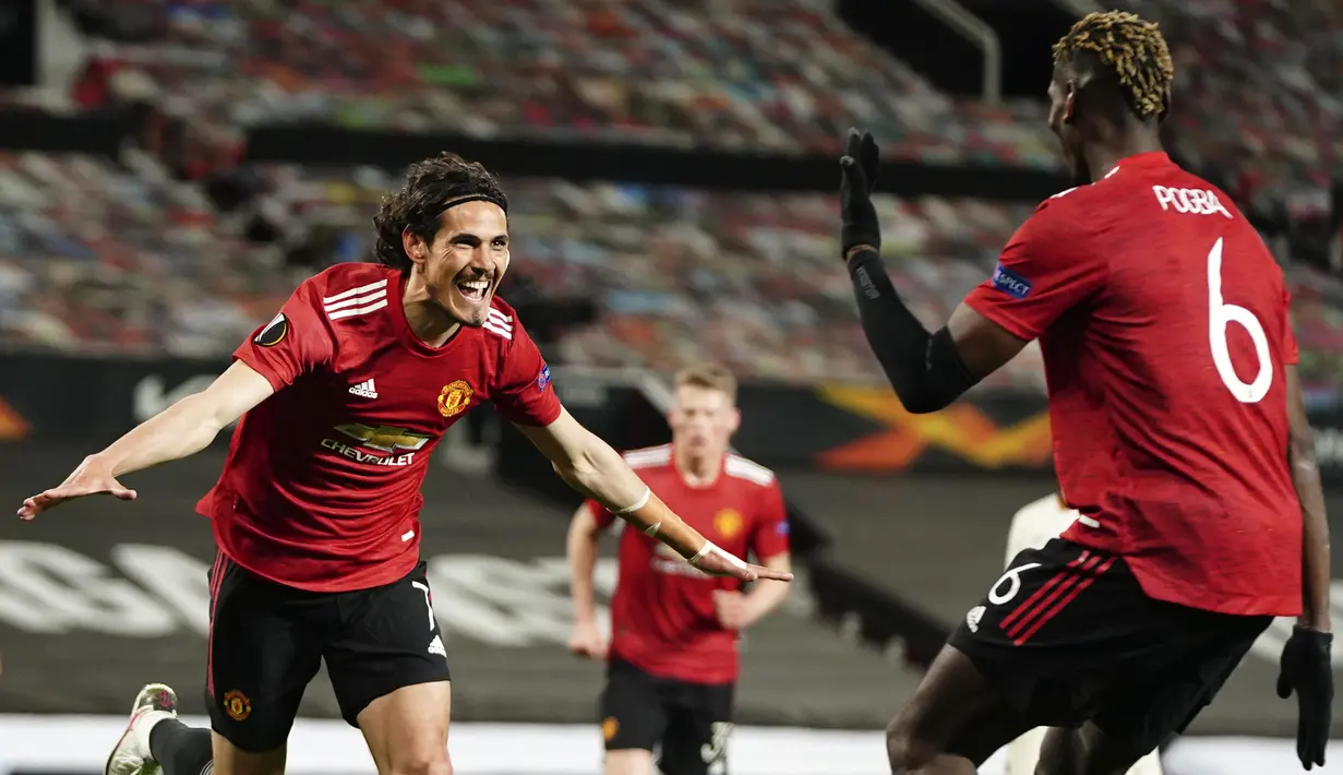 Striker Manchester United, Edinson Cavani (kiri) melakukan selebrasi usai mencetak gol ketiga timnya ke gawang AS Roma dalam laga leg pertama semifinal Liga Europa 2020/2021 di Old Trafford Stadium, Manchester, Kamis (29/4/2021). Manchester United menang 6-2 atas AS Roma. (AP/Jon Super)