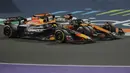 Pembalap McLaren, Oscar Piastri (kanan) berduel dengan pembalap Red Bull, Max Verstappen saat Formula 1 GP Arab Saudi yang berlangsung di Sirkuit Jeddah Corniche, Arab Saudi, Minggu (20/04/2025) waktu setempat. (AP Photo/Darko Bandic)