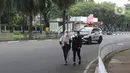 Warga berolahraga sore di kawasan Taman Mini Indonesia Indah, Jakarta, Minggu (22/8/2021). TMII kembali dibuka mulai 06.00-18.00 WIB namun terbatas hanya untuk kegiatan berolahraga outdoor atau luar ruangan dan dengan syarat menunjukkan sertifikat vaksinasi covid-19. (Liputan6.com/Herman Zakharia)