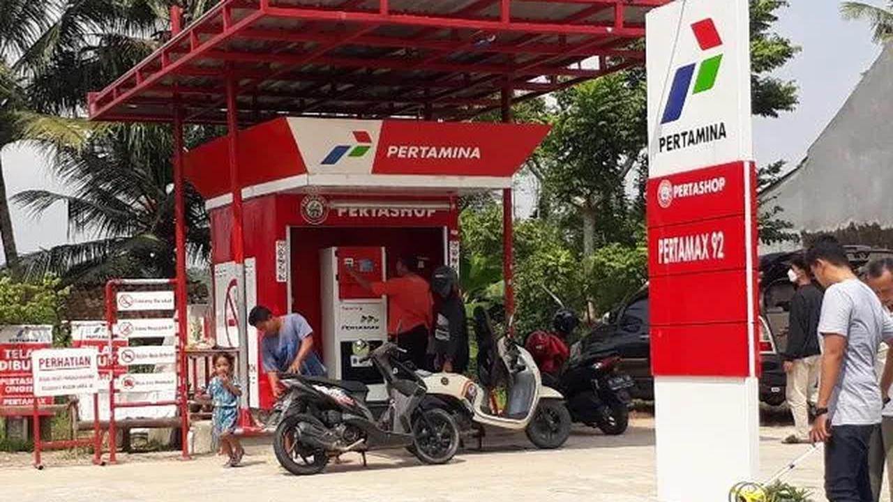 Keberadaan gerai BBM tersebut, juga dinilai memudahkan masyarakat untuk mengakses energi karena masyarakat pelosok tidak perlu jauh-jauh lagi ke kota untuk membeli BBM sehingga bisa menghemat biaya transportasi