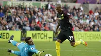 Gelandang Manchester City, Fernandinho (kanan) berusaha melewati adangan kiper Swansea City, Lukasz Fabianski, pada laga di Liberty Stadium (24/9/2016). Manchester City akan menghadapi tantangan Celtic FC pada ajang Liga Champions, Kamis (28/9/2016) dini 