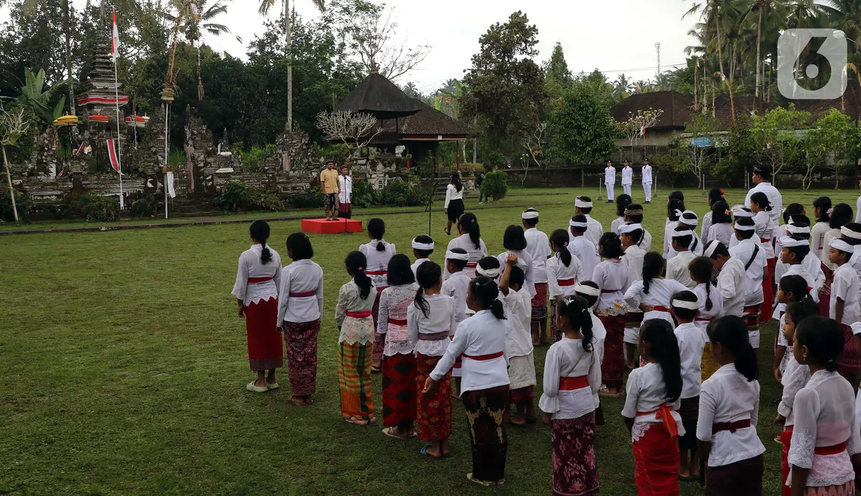PT Pelabuhan Indonesia (Pelindo) Persero bersama sejumlah pelajar dan mahasiswa menggelar upacara peringatan detik-detik Proklamasi di halaman Tugu Pahlawan Banjar Penglipuran, Kabupaten Bangli, Bali, Kamis (17/8/2023). (Liputan6.com/Helmi Fithriansyah)