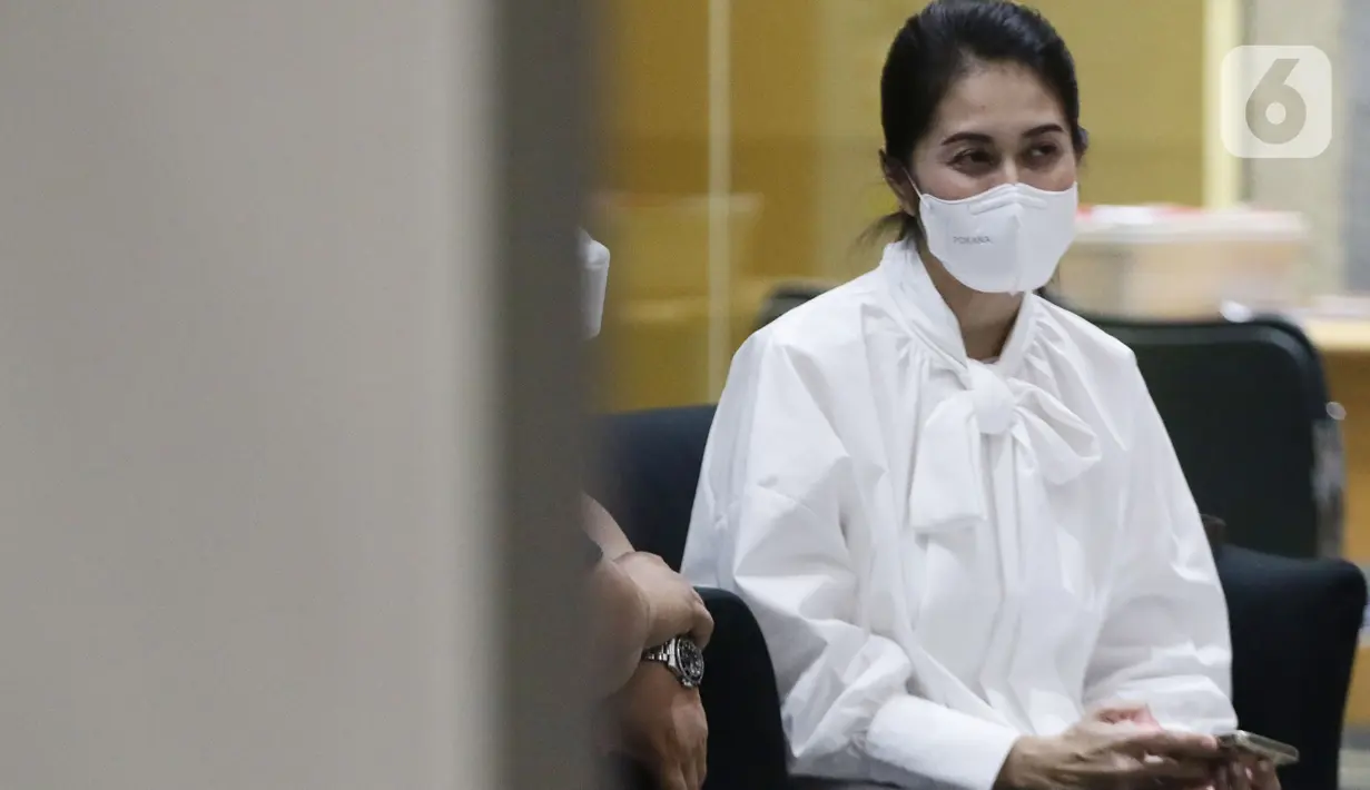 Istri Bupati nonaktif Musi Banyuasin (Muba) Dodi Reza Alex Noerdin, Erini Mutia Yufada usai menjalani pemeriksaan di gedung KPK, Jakarta, Senin (25/10/2021). Erini diperiksa untuk melengkapi berkas penyidikan Kadis PUPR Musi Banyuasin Herman Mayori. (Liputan6.com/Helmi Fithriansyah)
