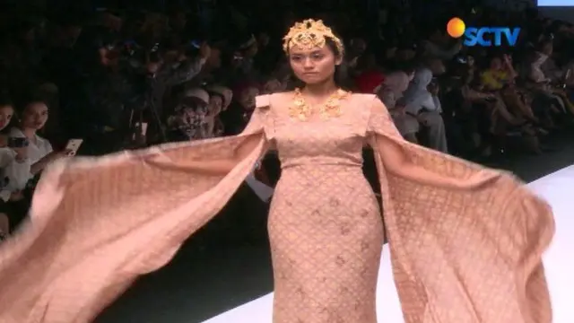 Batik dan kain songket Jambi di tangan perancang Barli Asmara disulap menjadi warna cerah pastel dalam rangkaian Jakarta Fashion Week 2018.