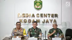 Kasubdispenum AU Letkol Sus M Yuris didampingi Kapendam Jaya Kolonel Inf Kristomei Sianturi menyampaikan keterangan terkait insiden penembakan perwira TNI AD, Letkol Dono Kuspriyanto di  Makodam Jaya, Jakarta, Rabu (26/12). (Liputan6.com/Faizal Fanani)