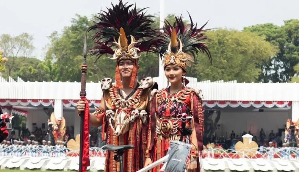 Raih best dress, Erina Gudono dan Kaesang Pangarep tampil dalam balutan busana adat Minahasa.  [Instagram/erinagudono].