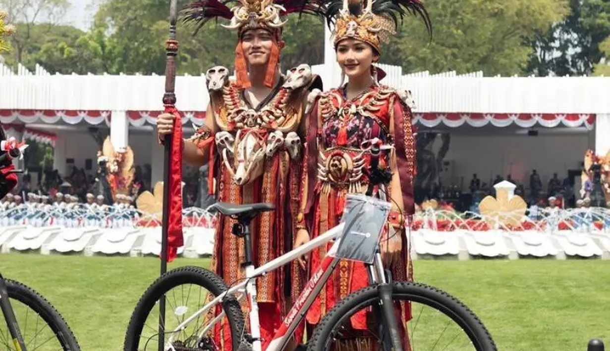 Raih best dress, Erina Gudono dan Kaesang Pangarep tampil dalam balutan busana adat Minahasa.  [Instagram/erinagudono].