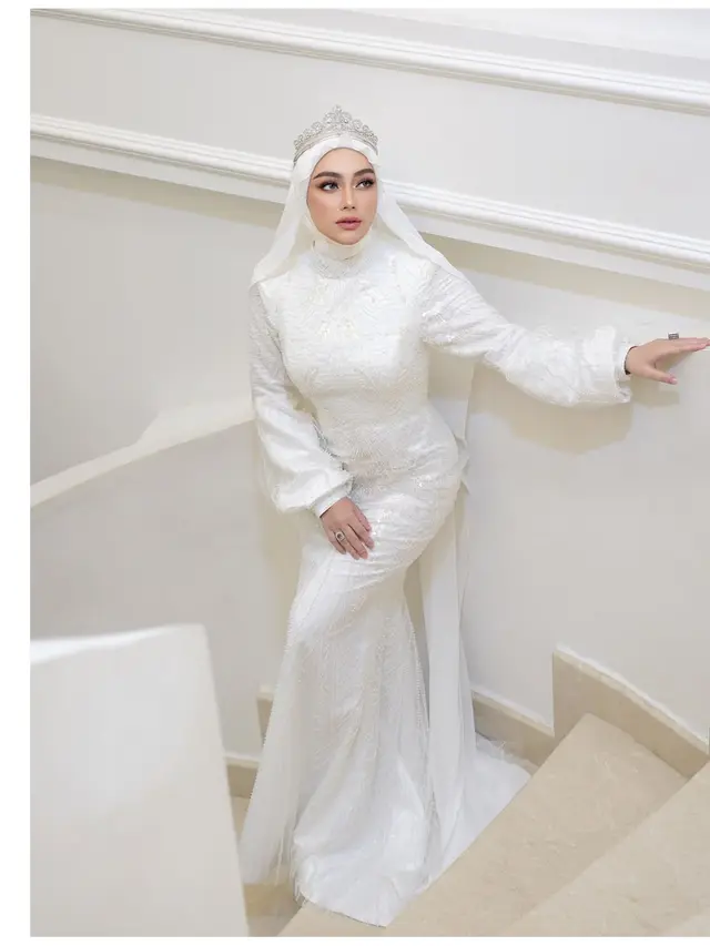 5 Potret Celine Evangelista Bak Pengantin Dibalut Busana Putih, Hadiri FFWI 2025