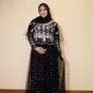 Tampil simple namun tetap chic dengan pilihan gamis brokat bunga mawar seperti look Aurel Hermansyah satu ini. (Instagram/aurelie.hermansyah).