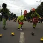 Anak-anak dengan pakaian melayu bermain gasing di jalanan Batam Center, butuh ketrampilan dan latihan agar bisa berputar sempurna dan stabil. (foto: Liputan6.com / ajang nurdin)