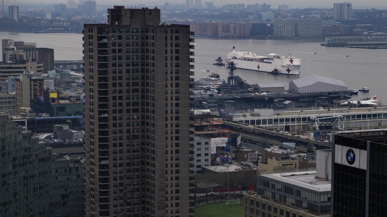 Kapal Rumah Sakit Angkatan Laut USNS Comfort melewati Sungai Hudson saat menuju New York, Amerika Serikat, Senin (30/3/2020). Hingga Selasa (31/3/2020), jumlah kasus virus corona COVID-19 di Amerika Serikat sebanyak 163.429, sebanyak 3.008 di antaranya meninggal.