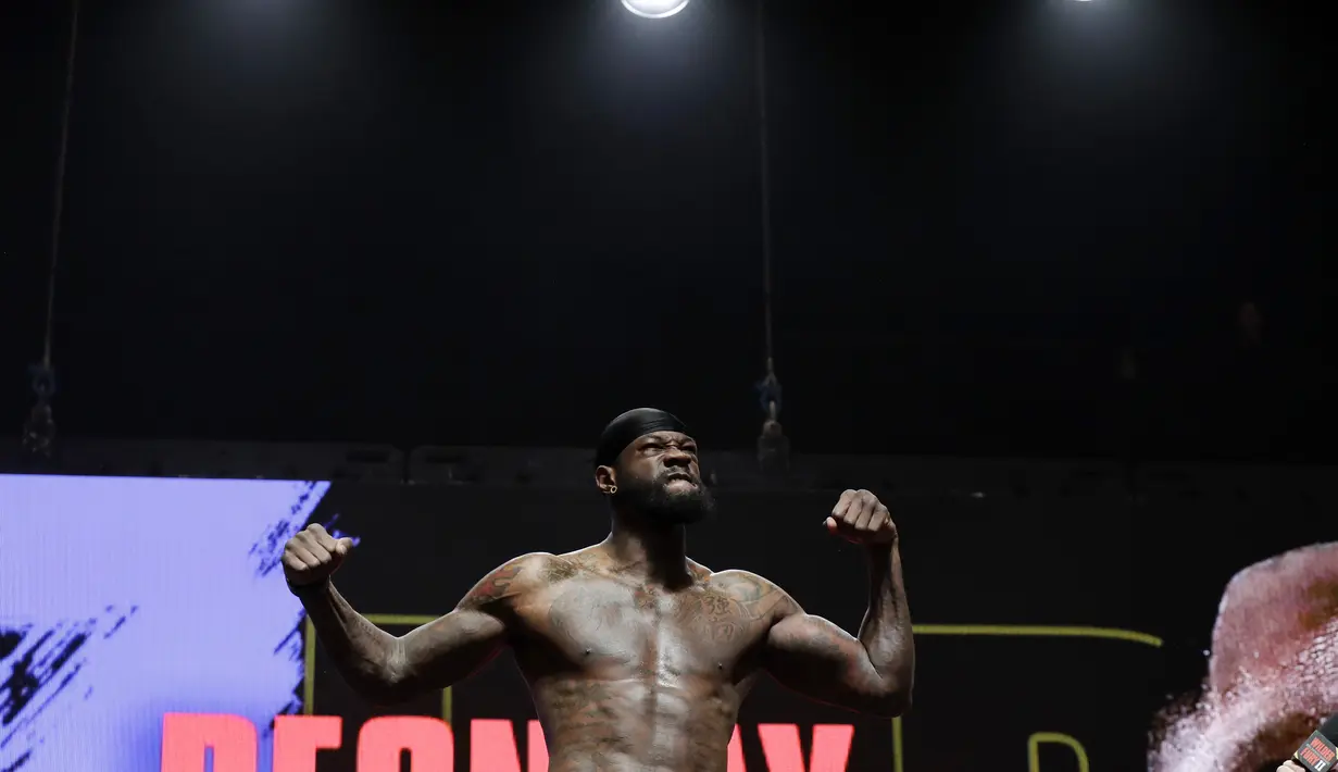 Petinju asal AS, Deontay Wilder saat melakukan penimbangan berat badan untuk pertandingan tinju kelas berat WBC di Las Vegas (21/2/2020). Tyson Fury dan Deontay Wilder akan bertanding di MGM Arena. (AP Photo/Isaac Brekken)