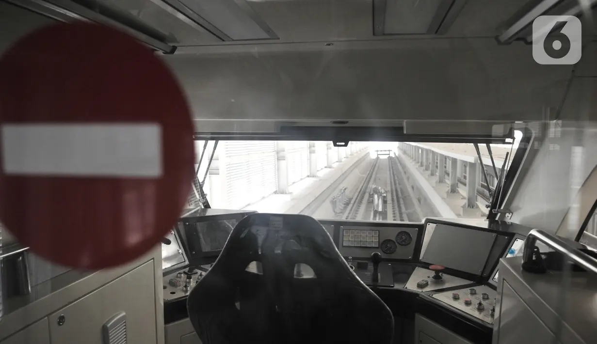 Desain ruang kemudi kereta LRT Jabodebek di Stasiun Harjamukti, Depok, Jawa Barat (13/10/2019). Rangkaian kereta LRT Jabodebek diproduksi oleh PT INKA di Madiun dengan komponen 60 persen buatan dalam negeri. (merdeka.com/Iqbal S. Nugroho)