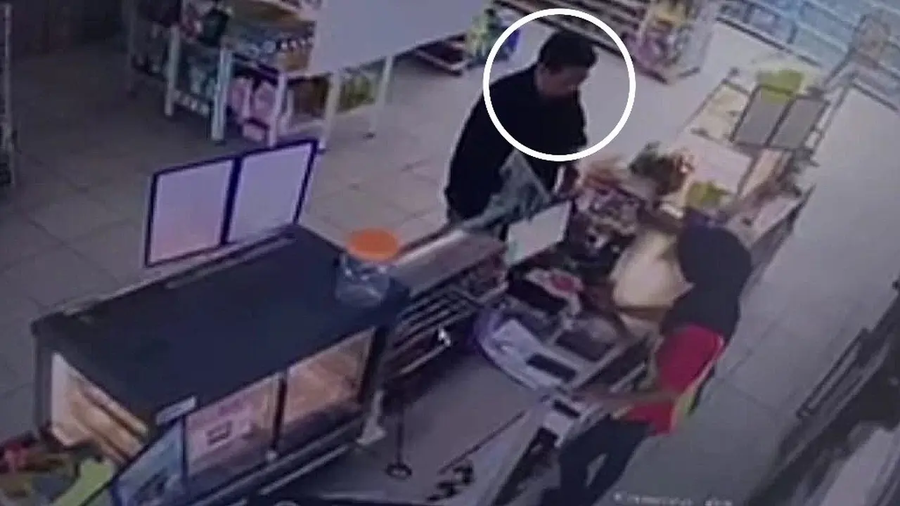 Tangkapan layar rekaman CCTV memperlihatkan Hindradjaja di sebuah minimarket