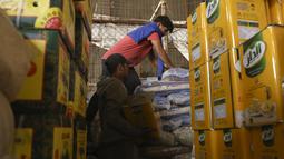 Pekerja membongkar barang-barang makanan di pasar Jamila Baghdad, Irak, Rabu, 9 Maret 2022. Harga makanan, bahan bakar, dan bahan konstruksi naik 20 hingga 50 persen di Irak, karena situasi perang saat ini di Ukraina. (AP Photo/Hadi Mizban)