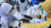 Pemkot Tangerang Ujicoba Mekanisme Baru Vaksinasi Covid-19 untuk Remaja. (Liputan6.com/Pramita Tristiawati)