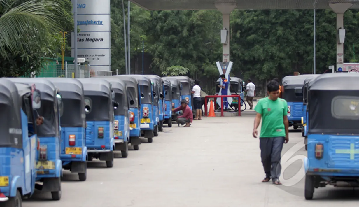 Pengendara Bajaj mengantre untuk mengisi BBG di salah satu Stasiun Pengisian Gas, Jakarta, Rabu (25/2/2015). Pemerintah akan menggenjot penggunaan BBG dalam rangka konversi dari bahan bakar minyak pada moda transportasi. (Liputan6.com/Faizal Fanani)