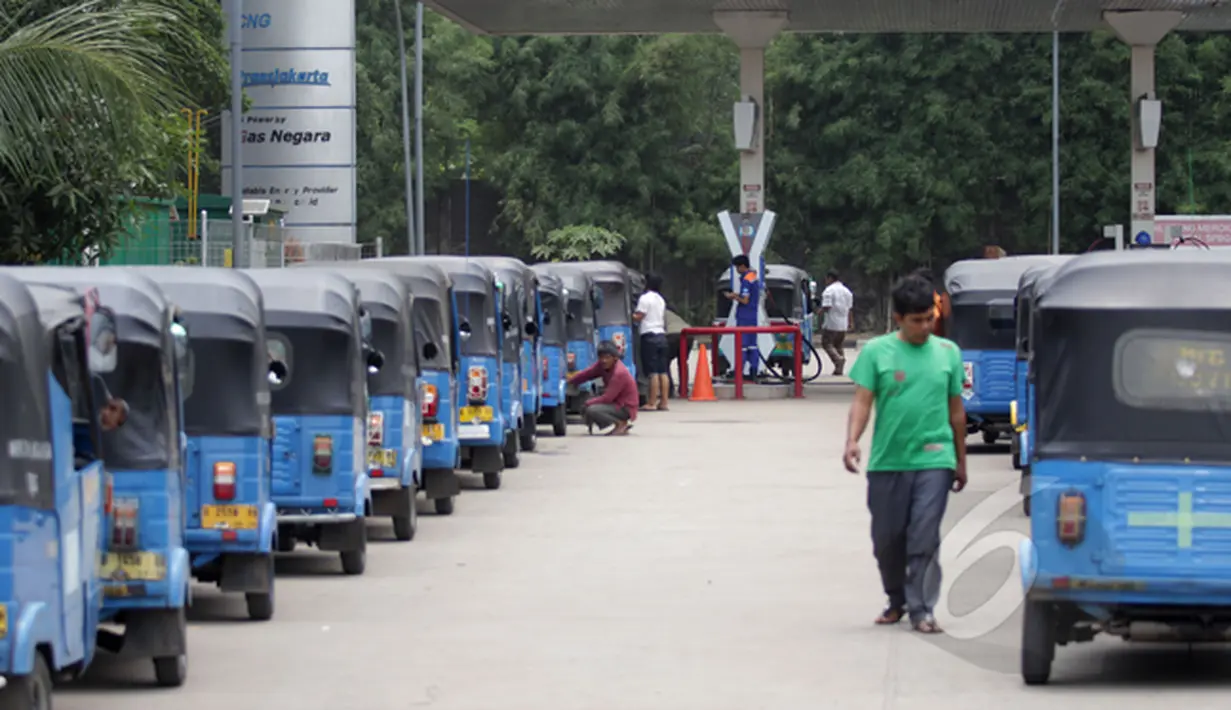 Pengendara Bajaj mengantre untuk mengisi BBG di salah satu Stasiun Pengisian Gas, Jakarta, Rabu (25/2/2015). Pemerintah akan menggenjot penggunaan BBG dalam rangka konversi dari bahan bakar minyak pada moda transportasi. (Liputan6.com/Faizal Fanani)