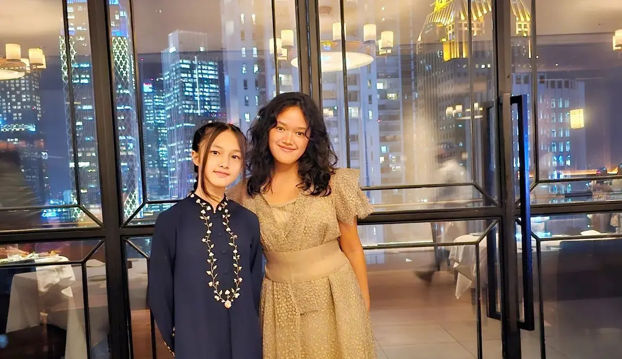 Lalu, anak perempuan Ussy ketiga bernama Elea juga tampil manis dengan dress warna navy. Yang memiliki aksen bordir bunga pada dada dan kerut di bagian rok. [Foto: @ussypratama]