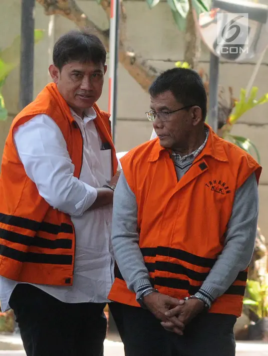 Direktur Pemasaran PTPN III (Persero) I Kadek Kertha Laksana (kiri) dan mantan Kasatker PJPA BWS Sumatera VII Bengkulu M Fauzi (kanan) tiba di Gedung KPK, Jakarta, Selasa (1/10/2019). Keduanya diperiksa sebagai tersangka untuk melengkapi berkas dugaan suap. (merdeka.com/Dwi Narwoko)