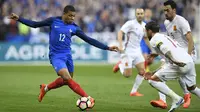 Striker Prancis, Kylian Mbappe, berusaha melewati pemain Spanyol. Pada laga tersebut Spanyol mendominasi pertandingan dengan penguasaan bola hingga 54 persen sementara Prancis hanya 46 persen. (AFP/ Christophe Simon)