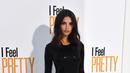 Model Emily Ratajkowski berpose saat tiba menghadiri pemutaran perdana STX Films "I Feel Pretty" di Westwood Village Theatre, California (17/4). Ratajkowski tampil cantik dengan gaun hitam yang memperlihatkan perut seksinya. (AFP Photo/Frazer Harrison)