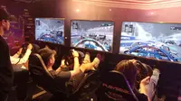 Pengunjung Kampong Gelam, Singapura, bermain simulator&nbsp;balapan Formula 1 atau F1. Balapan F1 Singapura akan berlangsung di&nbsp;SirkuitMarina Bay, Singapura, Minggu (2/10/2022). (foto: Liputan6.com/Bogi Triyadi)