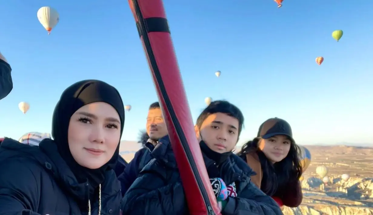 Istri Ahmad Dhani itu pun juga mendoakan putranya mendapatkan kemudahan disetiap langkahnya untuk mencapai tujuan. Daffy akan masuk ke kampus Tokyo International University (TIU) dengan jurusan Bisnis Digital dan Inovasi. [Instagram/mulanjameela1]