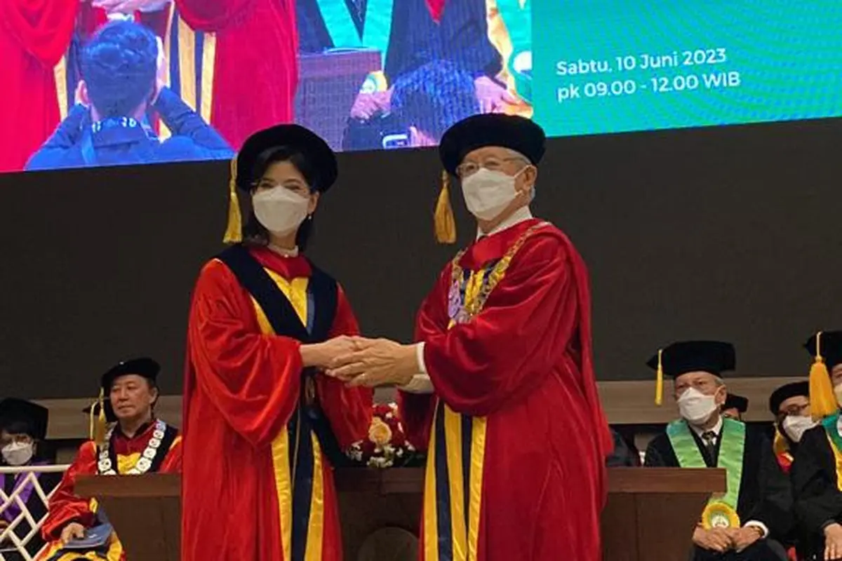 Allen Widysanto Resmi Dikukuhkan Jadi Guru Besar Pulmonologi dan Kedokteran Respirasi.