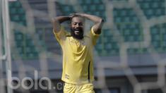 Ekspresi kekecewaan Pemain Semen Padang, Didier Zokora, usai gagal mencetak gol saat mengikuti sesi latihan di Stadion Patriot, Bekasi, Jumat (19/05/2017). Latihan tersebut merupakan persiapan jelang lawan Bhayangkara FC. (Bola.com/M Iqbal Ichsan)