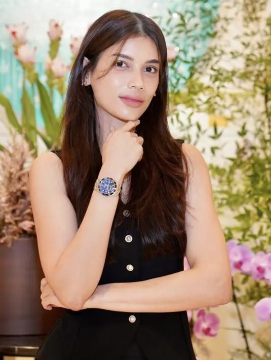 Kali ini Sabrina juga tampil klasik dengan dress hitam yang begitu sederhana. [Foto: Instagram/ Sabrina Chairunnisa]