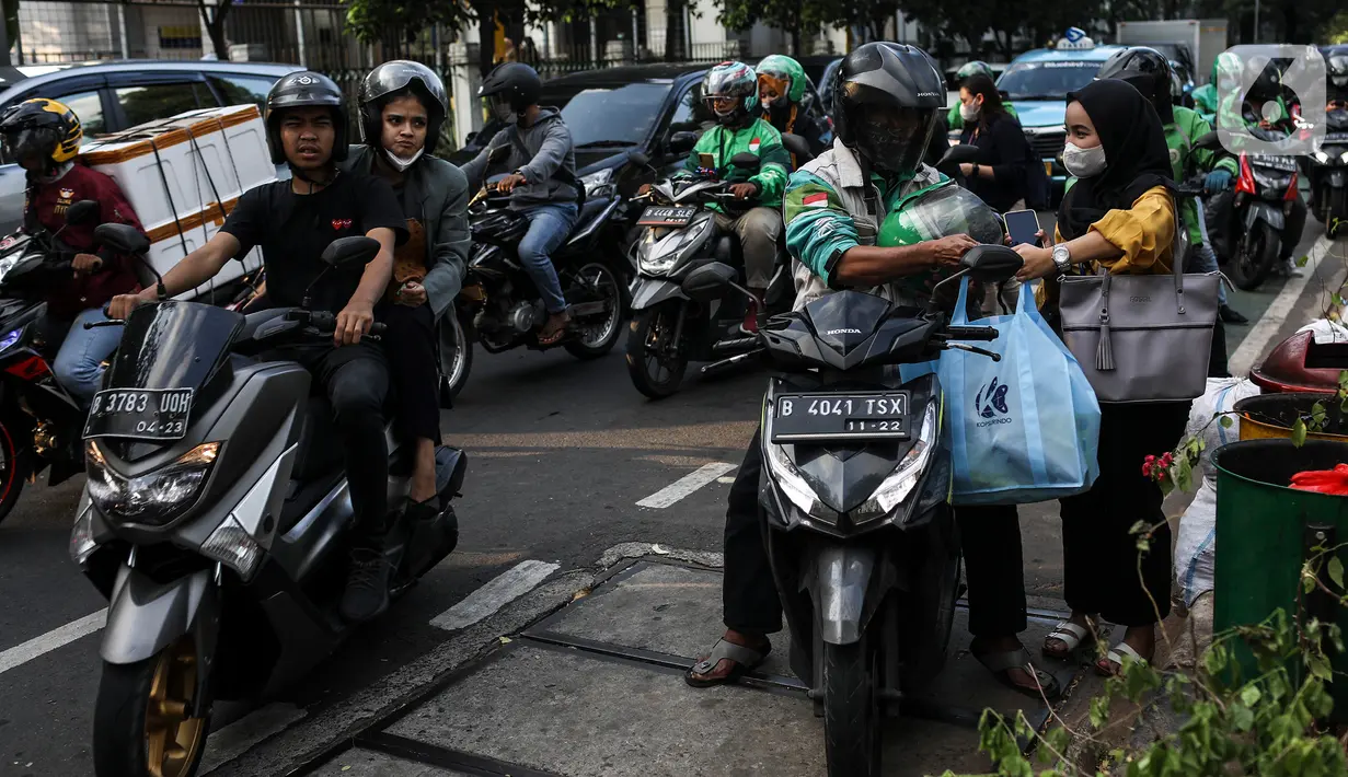 Pengemudi ojek online menjemput penumpang di depan Stasiun Palmerah, Jakarta, Selasa (6/9/2022). Kementerian Perhubungan (Kemenhub) memastikan segera menerbitkan regulasi kenaikan tarif ojek online (ojol). Hal itu menyusul kenaikan harga bahan bakar minyak (BBM) yang membuat beban operasional transportasi semakin besar. (Liputan6.com/Johan Tallo)