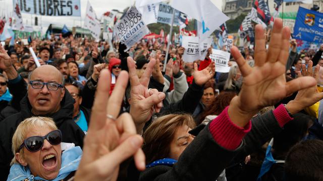 Tolak Utang IMF, Ribuan Warga Argentina Turun ke Jalan