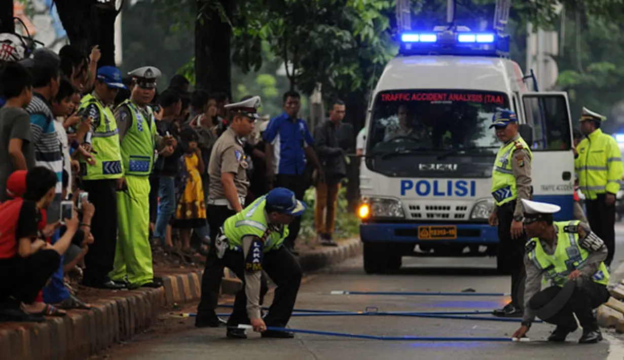 Kepolisian menggelar olah TKP kedua terkait kecelakaan maut di Jalan Sultan Iskandar Muda, Pondok Indah, Jakarta, Kamis (22/1/2015). (Liputan6.com/Helmi Fithriansyah)