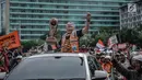 Ketua PP The Jakmania Ferry Indrasjarief membawa Piala Presiden yang diraih oleh Persija Jakarta pada pawai kemenangan di kawasan Sudirman, Minggu (18/2). Tak ada pengalihan arus di sepanjang jalur konvoi Persija dan Jakmania. (Liputan6.com/Faizal Fanani)