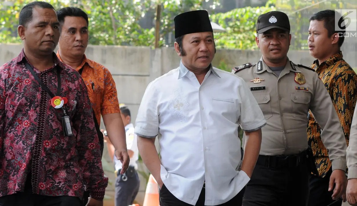 Bupati Lampung Selatan Zainudin Hasan dikawal petugas menuju gedung KPK, Jakarta, Jumat (27/7). Zainudin Hasan akan menjalani pemeriksaan 1x24 jam dan Tim KPK mengamankan uang Rp 700 juta. (Merdeka.com/Dwi Narwoko)