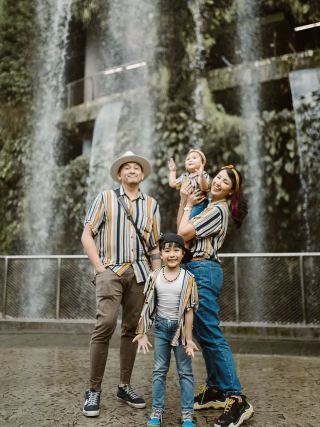 7 Potret Ryan Delon dan Sharena Liburan Ke Singapura, Gayanya Kompakan