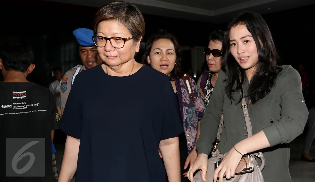 Kembaran Mirna, Made Sandy Salihin (kanan) saat menghadiri sidang lanjutan dengan terdakwa Jessica Kumala Wongso, Jakarta, Rabu (14/9). Sandy mengaku hingga kini dirinya dan keluarga sampai sekarang masih berkabung. (Liputan6.com/Helmi Afandi)