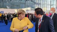 Momen Airlangga Hartarto bersama Angela Merkel yang mengenakan pakaian berwarna kuning. (instagram @airlanggahartarto_official)