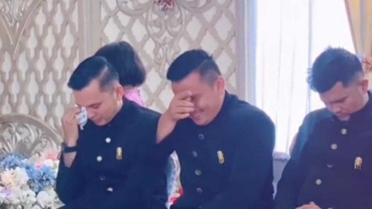 Dulu Sempat Kesal, Momen Tiga Abang Menangis di Pernikahan Adik Ini Tuai Haru
