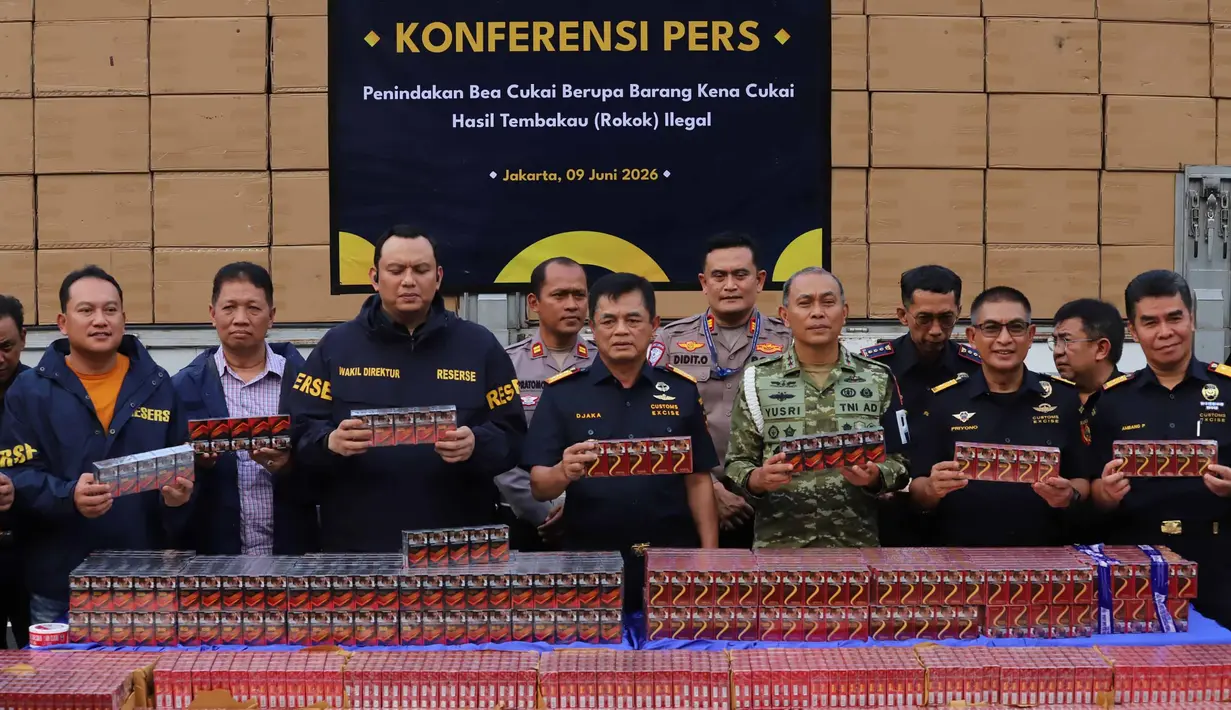 Direktur Jenderal Bea dan Cukai, Djaka Budhi Utama (ketiga kiri depan) menunjukkan barang bukti hasil penindakan rokok ilegal di Kantor Pusat DJBC, Jakarta, Selasa (9/6/2026). (merdeka.com/Arie Basuki)