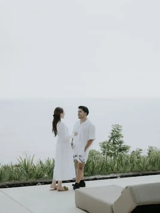 Dengan nuansa putih, keduanya tampil begitu memukau. [Foto: Instagram/ Thariq Halilintar]
